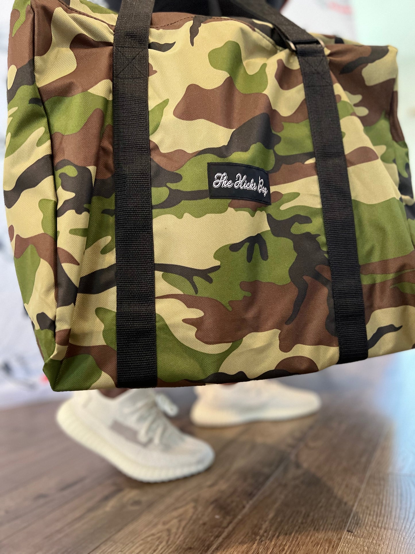 The travel shoe bag made of durable, water and scratch resistant exterior. Designed to hold up to 12 pairs of shoes with built-in shoe compartments and removable dividers. Large durable zipper for easy in-out access, plus clear PVC transparent lid.