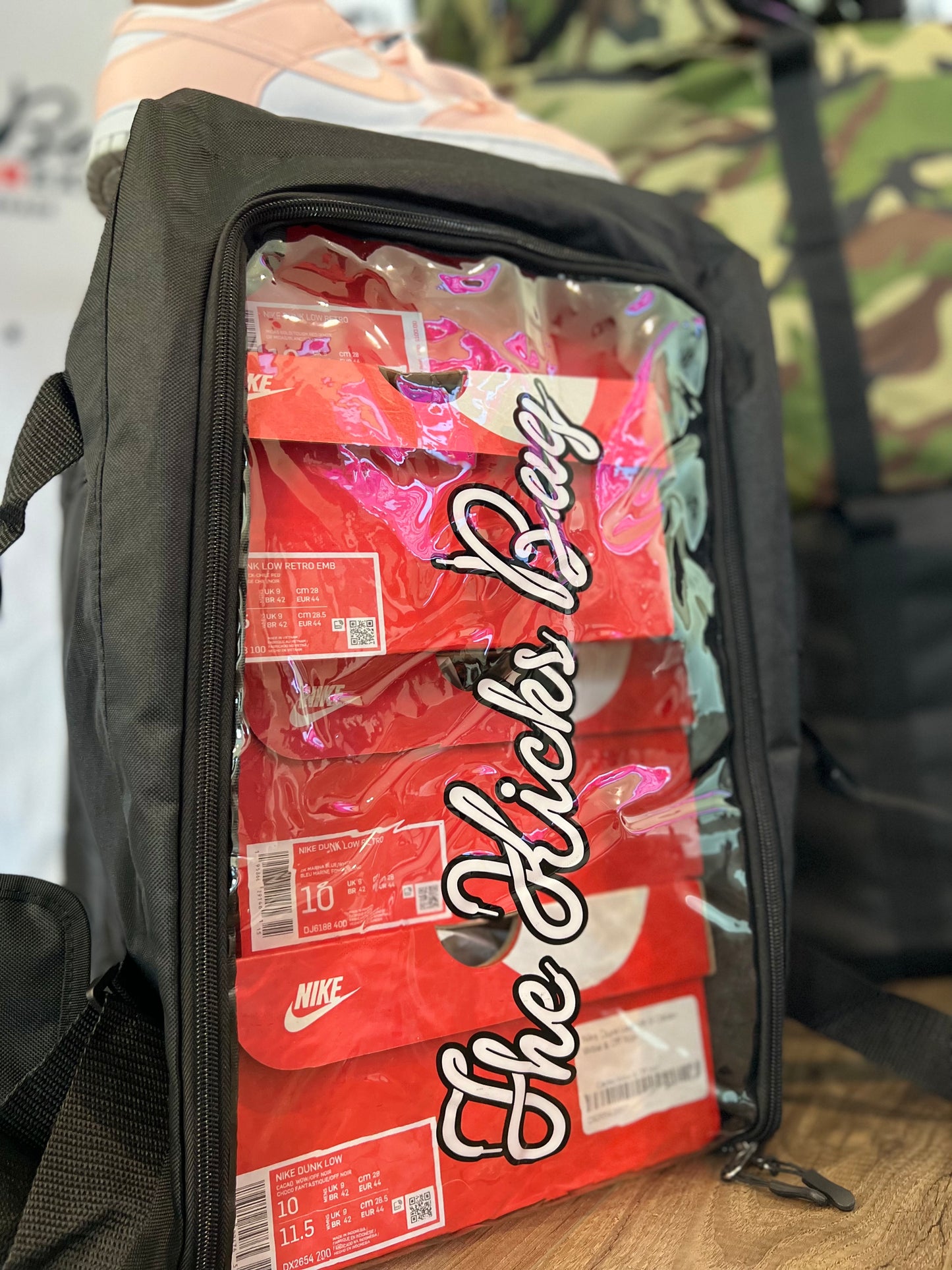 The travel shoe bag made of durable, water and scratch resistant exterior. Designed to hold up to 12 pairs of shoes with built-in shoe compartments and removable dividers. Large durable zipper for easy in-out access, plus clear PVC transparent lid.